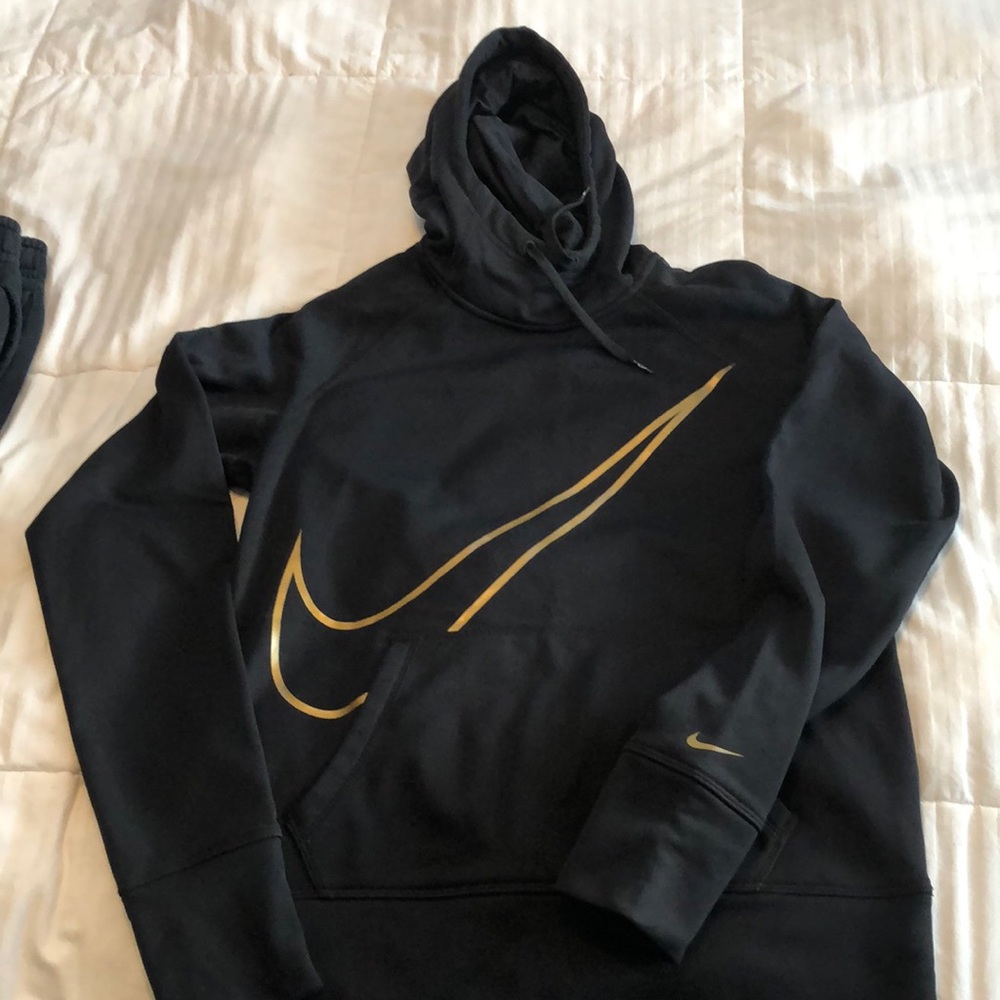 Woman’s Nike therma-fit hooded sweatshirt
